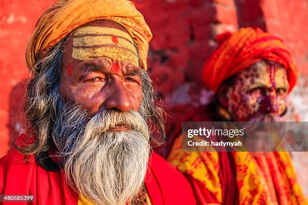 sadhu-indien holymen assis dans le temple - pashupatinath photos et images de collection
