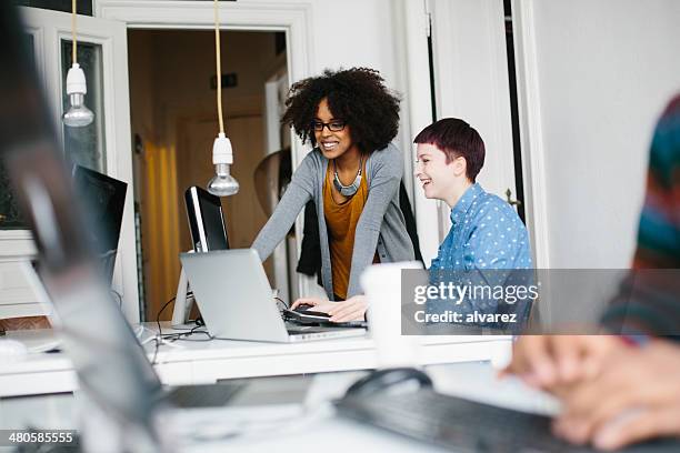 authentic picture of entrepreneurs working together - founders stockfoto's en -beelden