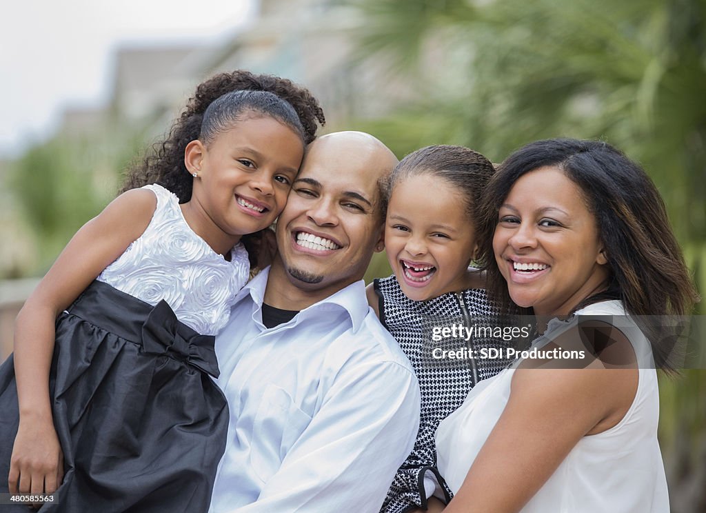 Bellissimo Ritratto di famiglia dei genitori con due figlie giovani