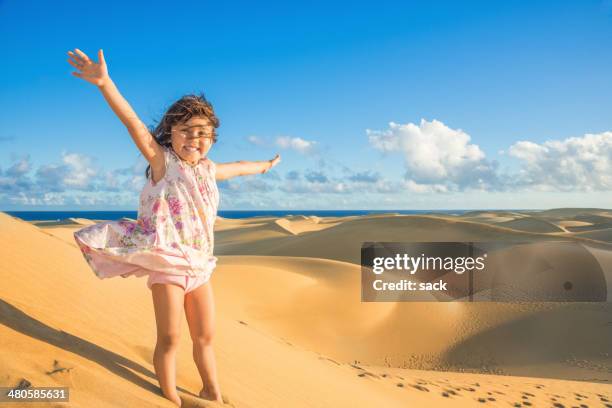 criança desfrutar de dunes (maspalomas gran canaria) - ilha de gran canaria imagens e fotografias de stock