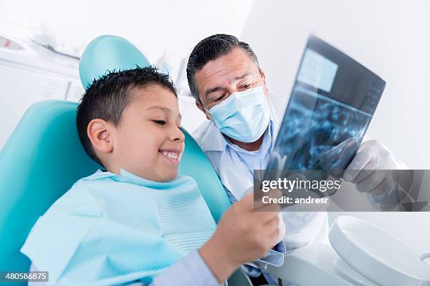 ragazzo presso il dentista - dentista bambini foto e immagini stock
