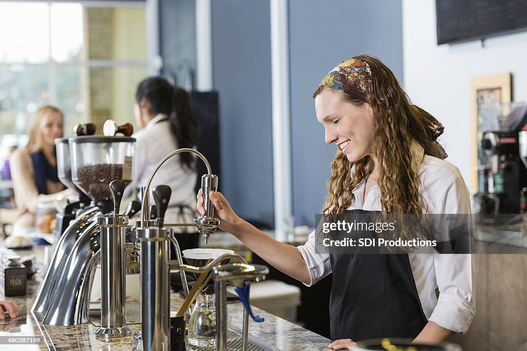 Empregado de Café preparar bonito beber café na loja local