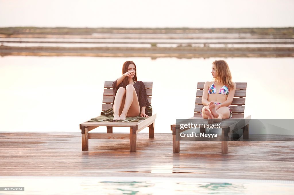 Zwei junge Frauen Entspannen am Swimmingpool