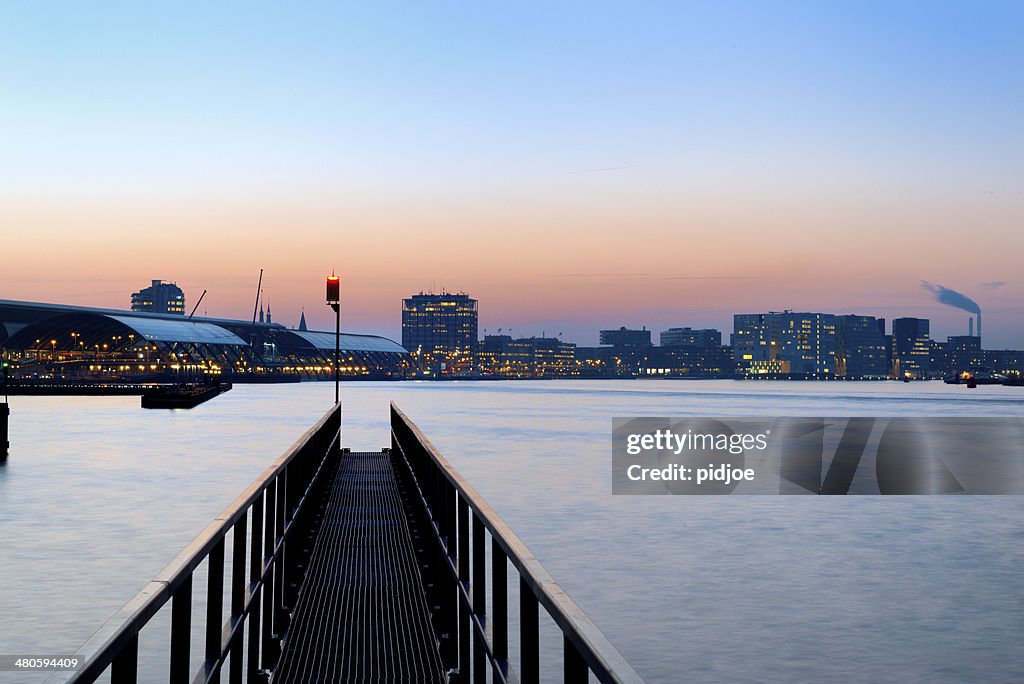 Amsterdam-skyline bei Sonnenuntergang