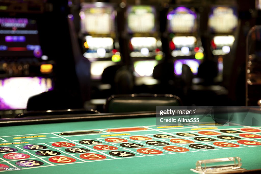 All'interno di un casinò, Tavolo della roulette e slot machine