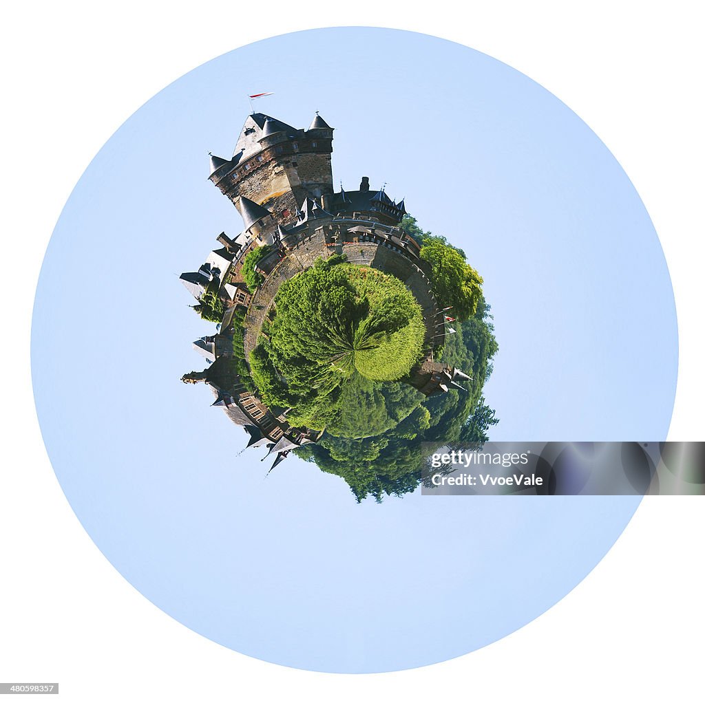 Castelo sobre a cidade Cochem na Alemanha