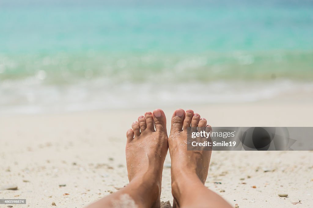 女性のビーチで裸足