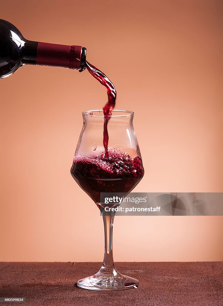 Bottiglia di vino rosso versare primo piano