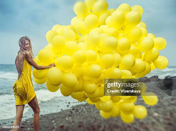 mädchen mit gelben ballons - yellow dress stock-fotos und bilder