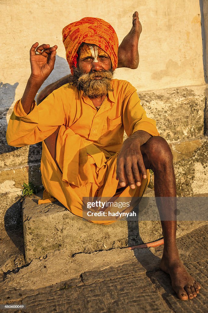 Indiano Sadhu-holyman praticar yoga no templo