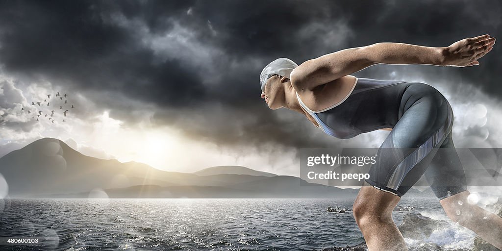 Nadador sobre a mergulhar no mar