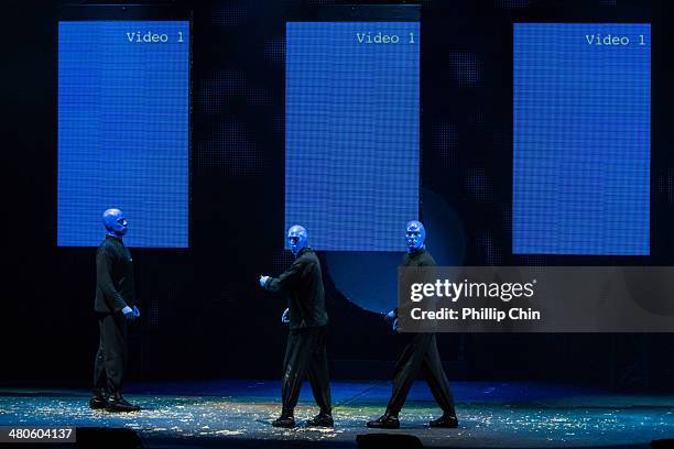 Blue Man Group Performance Photos and Premium High Res Pictures - Getty ...