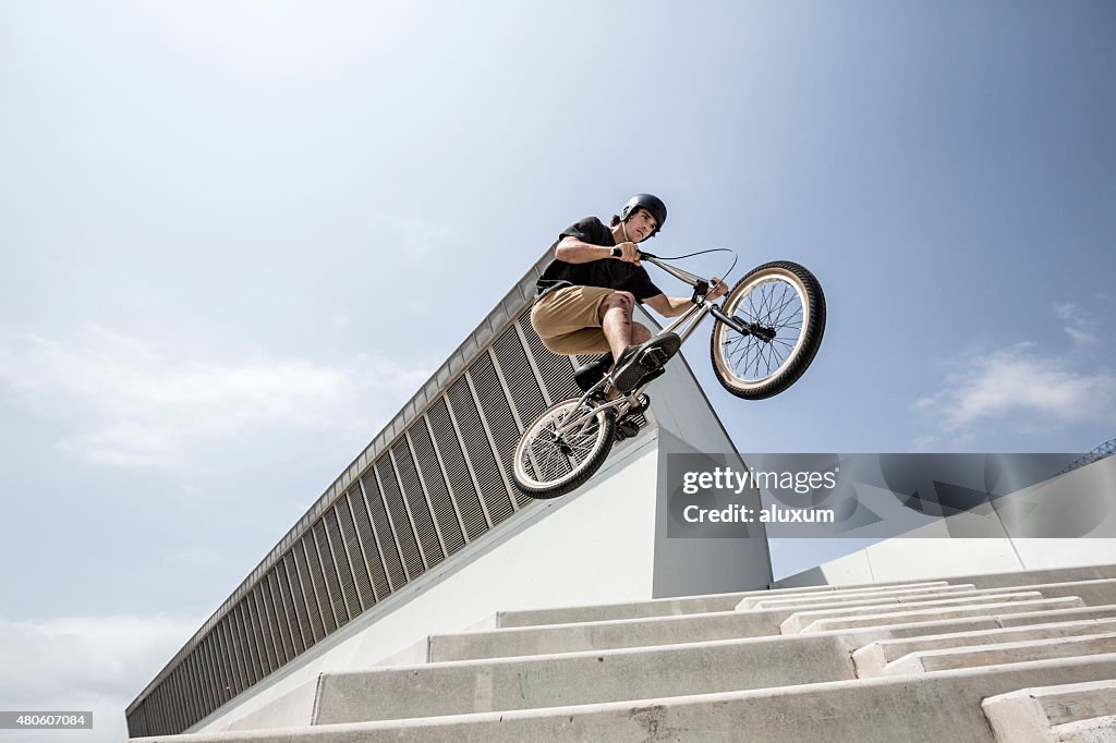 BMX rider in der Stadt jumping