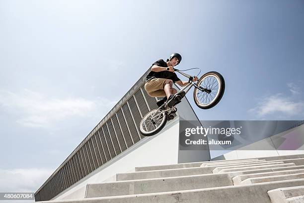 ciclista de bmx cidade de saltar - ciclismo bmx imagens e fotografias de stock