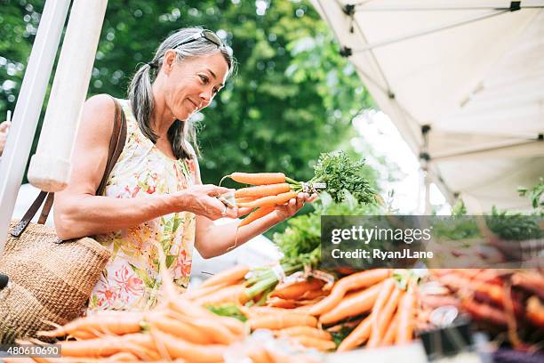 farmers market shopping frau reiferen alters - bauernmarkt stock-fotos und bilder