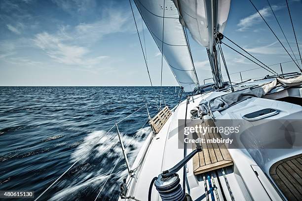 sailing with sailboat - sail stockfoto's en -beelden