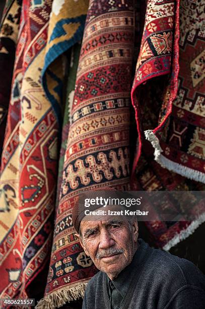 portrait of an old carpet dealer in samanpazari - angora sweater stock-fotos und bilder