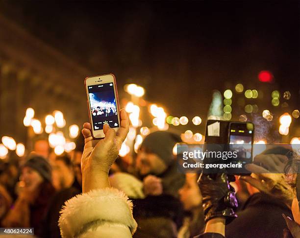 taking photos of a celebration with smartphones - hogmanay stockfoto's en -beelden