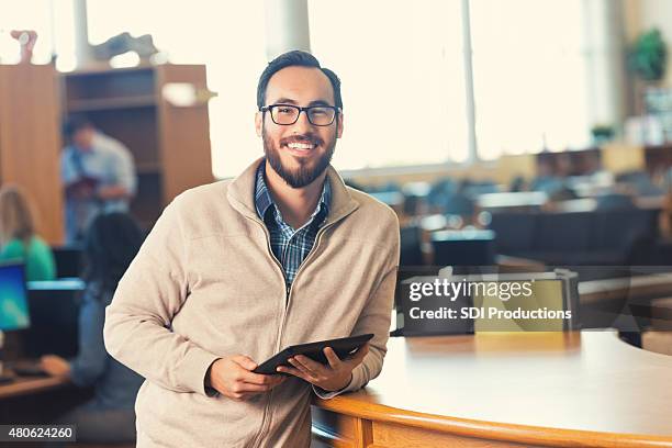 tendance étudiants adultes dans une bibliothèque avec tablette numérique - cardigan photos et images de collection