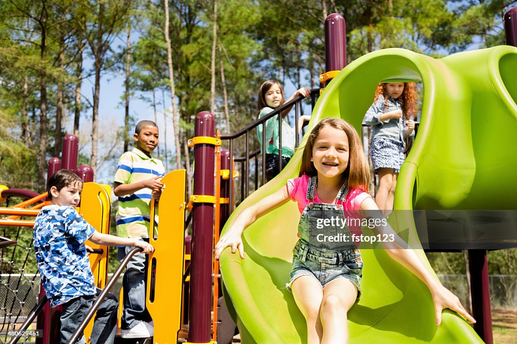 Los niños juegan en la escuela primaria huella parque o en el patio de juegos.