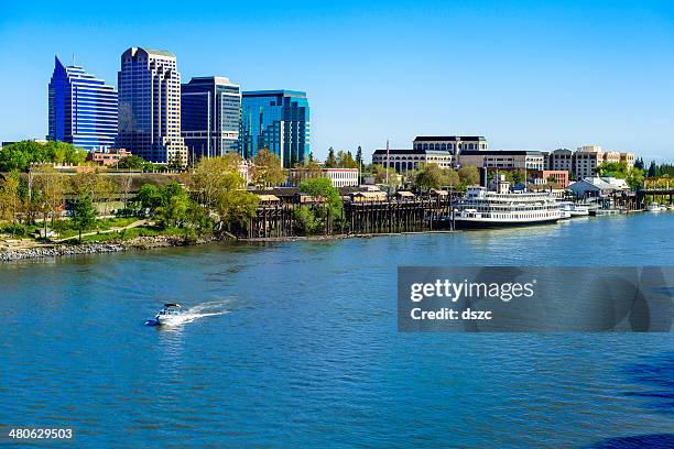 sacramento river, riverfront and downtown skyline - riverbank stockfoto's en -beelden