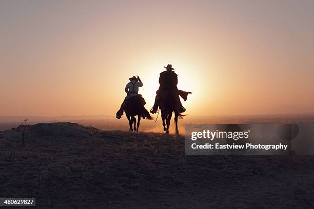 ridin' down the canyon - cowboy sillouette foto e immagini stock