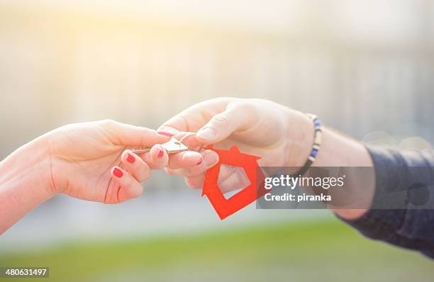 weiterleitung von der schlüssel - hausschlüssel stock-fotos und bilder