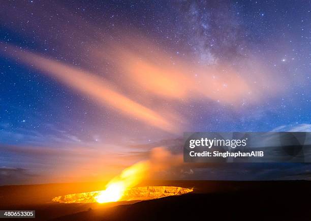 anger of volcano and milky way - hawaiis kilauea volcano erupts stock-fotos und bilder