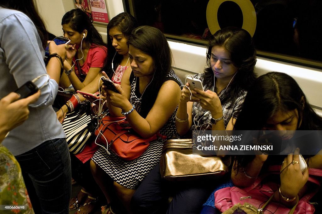 INDIA-SOCIETY-WOMEN-TELECOMMUNICATIONS