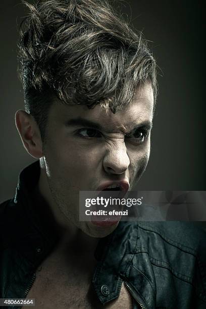 hombre joven gritando respuestas en chaqueta de cuero - vello pectoral fotografías e imágenes de stock