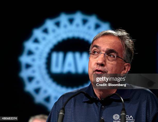 Sergio Marchionne, chief executive officer of Fiat Chrysler Automobiles NV , left, speaks during the start of labor negotiations with the United Auto...