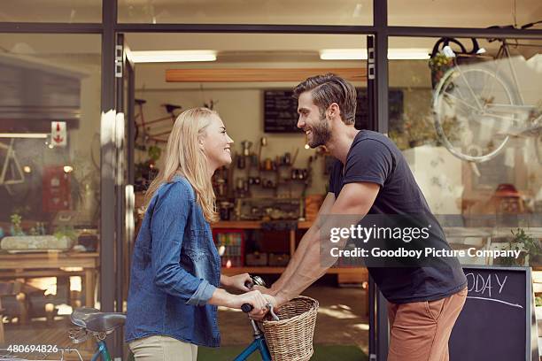 último em de um fraco ovos! - amor à primeira vista imagens e fotografias de stock