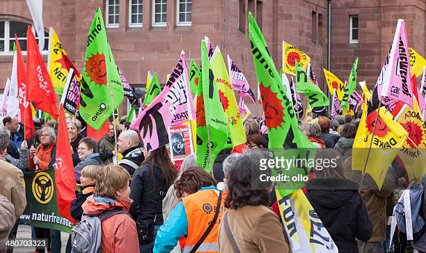 energiewende retten-demonstration in wiesbaden, deutschland - anti atomkraft demonstration stock-fotos und bilder