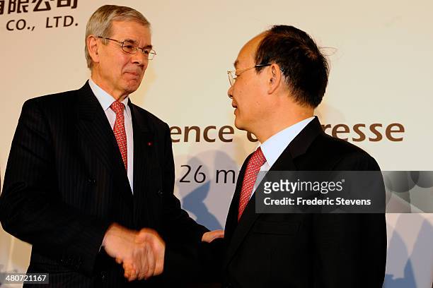 Philippe Varin , chairman of the PSA Peugeot Citroen and Xu Ping, chairman of the board of directors of Dongfeng, shake hands after the end of news...