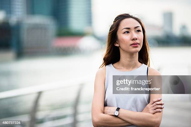 hübsche asiatische frau stehend im freien - vietnamesischer abstammung stock-fotos und bilder