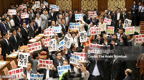 Lower House special committee deliberating security legislation Chairman Yasukazu Hamada calls for vote while opposition party lawmakers shout out...