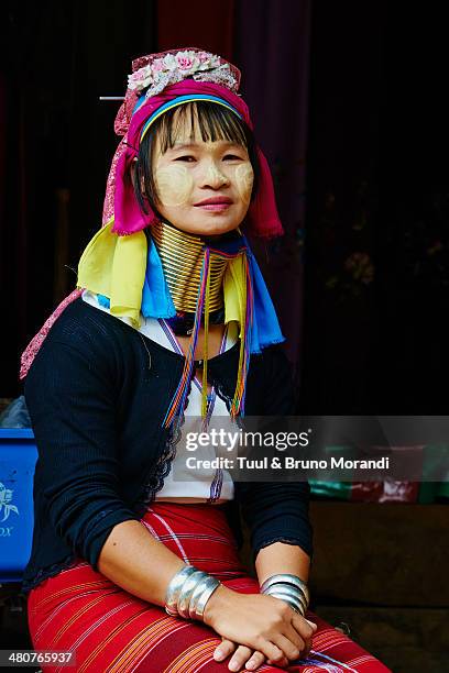 thailand, mae hong son, long neck girl - padaung tribe stock pictures, royalty-free photos & images