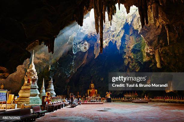 thailand, petchaburi, yai suwannaram buddhist cave - cave art stockfoto's en -beelden