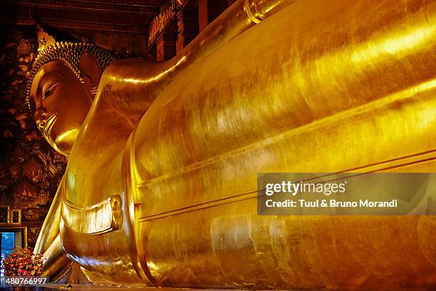 thailand, bangkok, wat pho, sleeping buddha temple - reclining buddha statue stock pictures, royalty-free photos & images