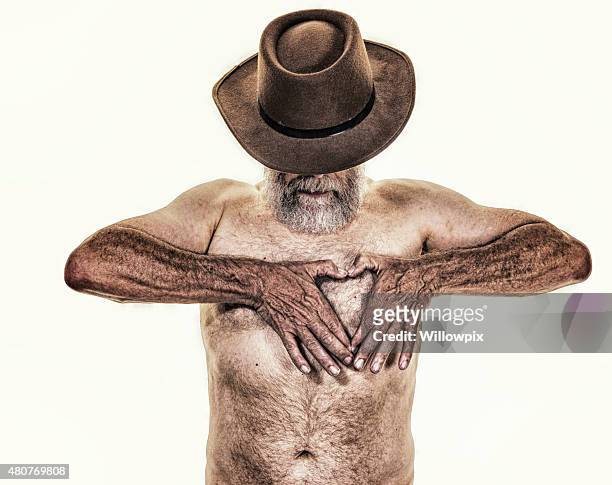 corazón dedo encuadre sombrero senior hombre con sombrero fedora - hairy old man fotografías e imágenes de stock
