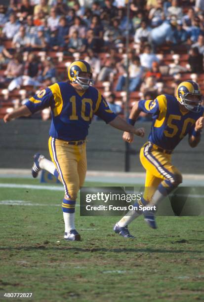 Kicker Tom Dempsey of the Los Angeles Rams kicks off during an NFL football game at Los Angeles Memorial Coliseum circa 1975 in Los Angeles,...