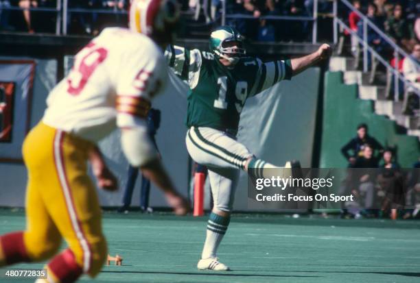 Kicker Tom Dempsey of the Philadelphia Eagles kicks off against the Washington Redskins during an NFL football game at Veterans Stadium November 10,...