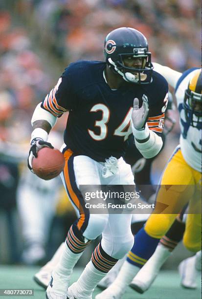 Walter Payton of the Chicago Bears carries the ball against the Los Angeles Rams during the NFC Conference Championship game January 12, 1986 at...