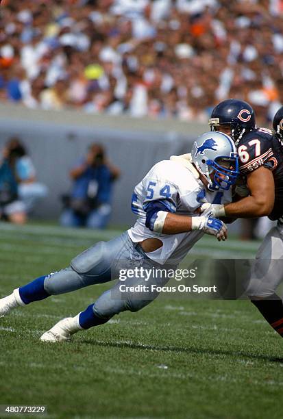Chris Spielman of the Detroit Lions in action against Jerry Fontenot of the Chicago Bears during an NFL football game September 6, 1992 at Soldier...