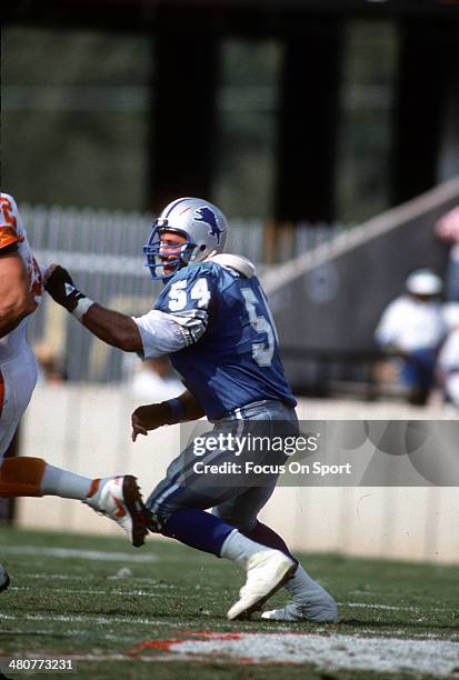 Chris Spielman of the Detroit Lions pursues Ron Hall of the Tampa Bay Buccaneers during an NFL football game November 10, 1991 at Tampa Stadium in...