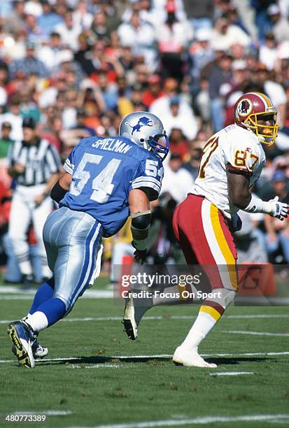 Chris Spielman of the Detroit Lions guard Coleman Bell of the Washington Redskins during an NFL football game October 22, 1995 at RFK Stadium in...