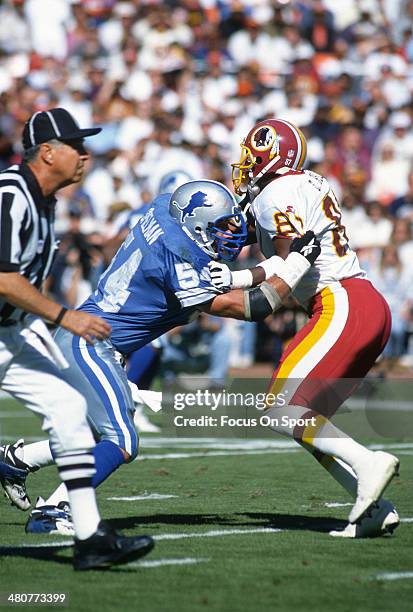 Chris Spielman of the Detroit Lions guard Coleman Bell of the Washington Redskins during an NFL football game October 22, 1995 at RFK Stadium in...