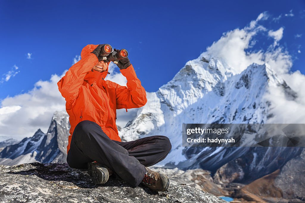 Mulher com Binóculos no Parque Nacional do Monte Everest, Nepal