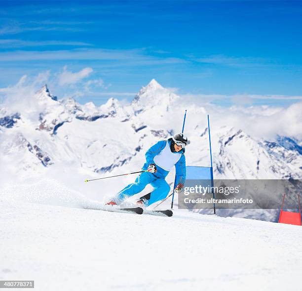 eslalon gigante carrera de esquí sobre nieve - slalom skiing fotografías e imágenes de stock