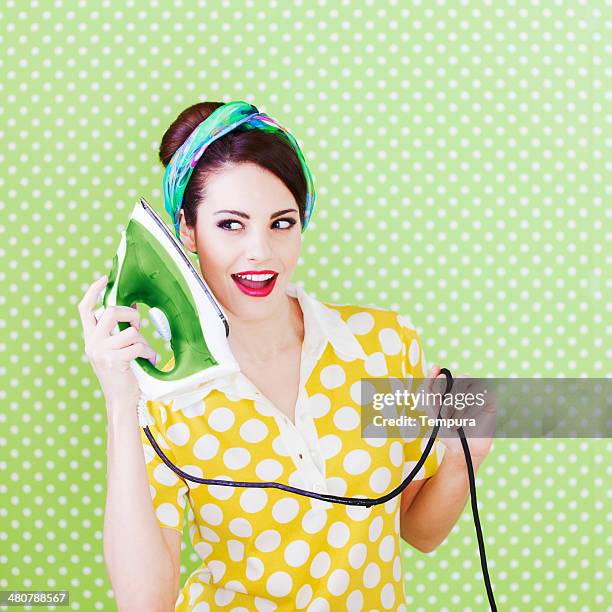 house mulher usando um ferro como um telefone, humor. - homemaker - fotografias e filmes do acervo